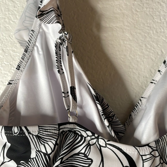 NWT STELLA PARKER Black and White Floral Swimsuit SIZE M - Picture 6 of 8